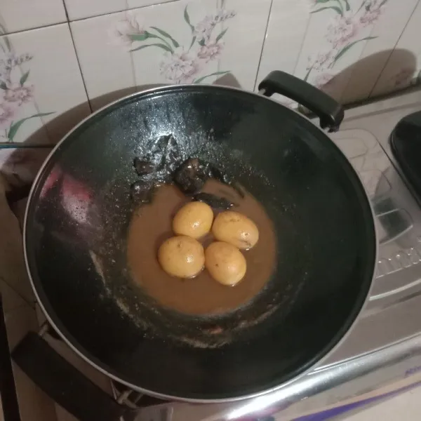 Masukkan telur, bumbui garam, kaldu bubuk, gula merah dan kecap manis. Masak hingga kuah menyusut lalu koreksi rasa.