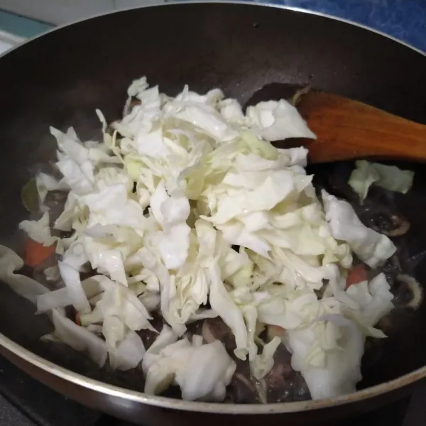 Lalu masukkan tomat, cabe rawit utuh dan kol. Aduk. Tambahkan lagi secukupnya air matang.