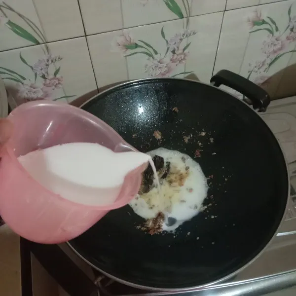 Tumis bumbu halus dan daun salam hingga harum, lalu masukkan santan biarkan mendidih.