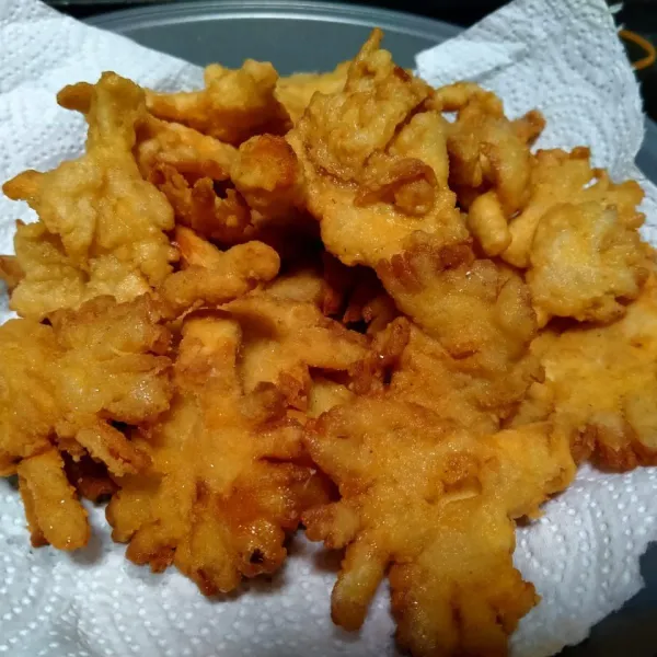 Goreng dalam minyak panas dengan api sedang cenderung kecil. Goreng hingga matang. Angkat, tiriskan, dan siap disajikan
