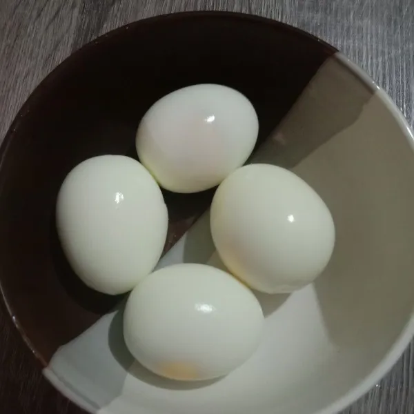 Rendam dalam air dingin kemudian kupas kulitnya.