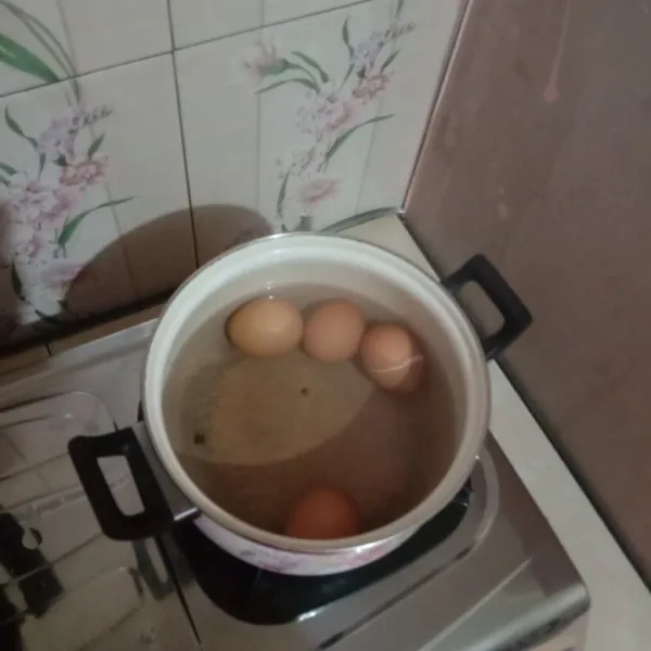 Rebus telur selama kurang lebih 10 menit.