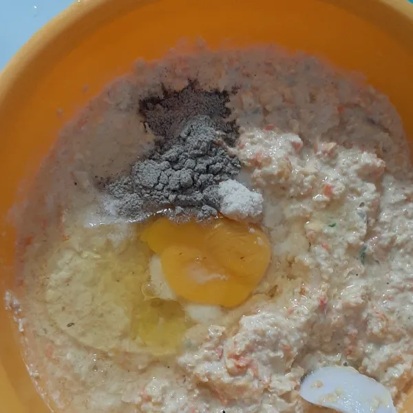 Setelah halus, campurkan kaldu jamur, garam, telur, lada dan saos tiram, aduk hingga tercampur rata.