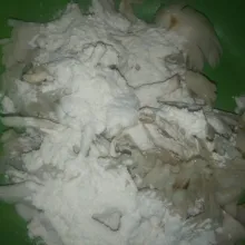 Ambil secukupnya jamur yang akan digoreng, beri tepung kering 2-3 sdm.