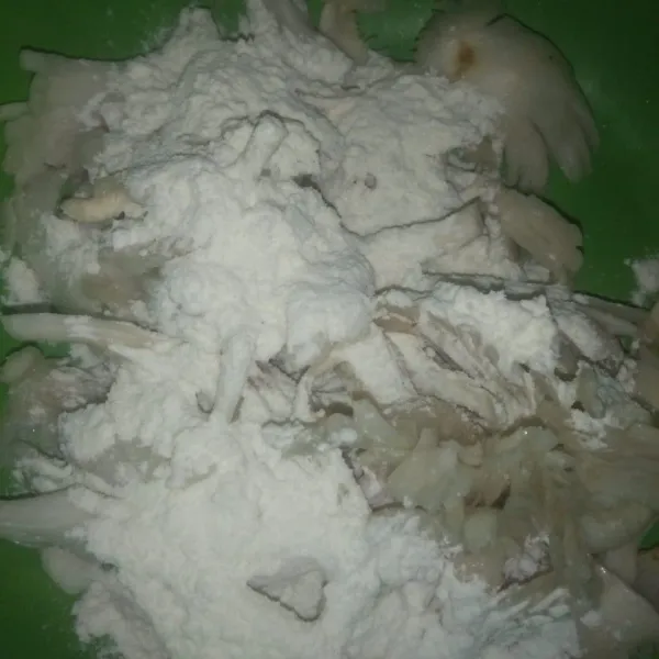 Ambil secukupnya jamur yang akan digoreng, beri tepung kering 2-3 sdm.