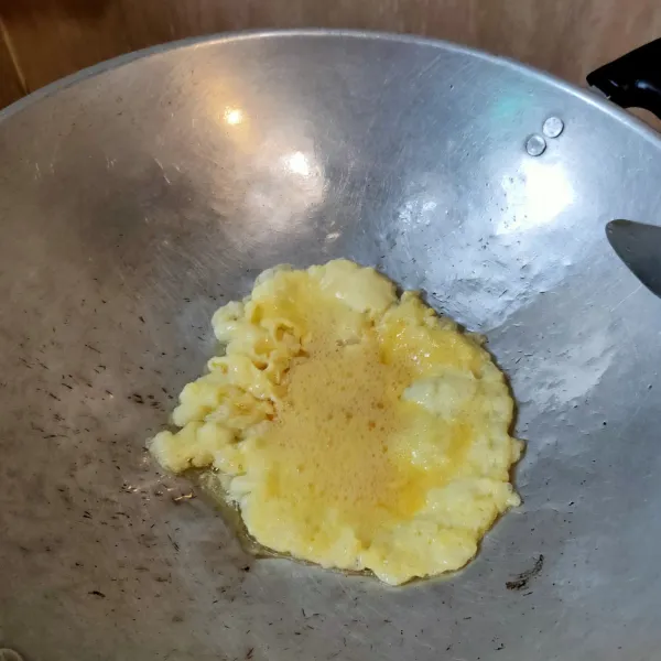 Panaskan minyak, tuangkan telur, masak hingga berkulit.