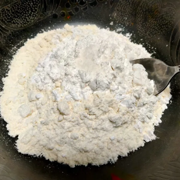 Campur rata bawang putih bersama garam.
