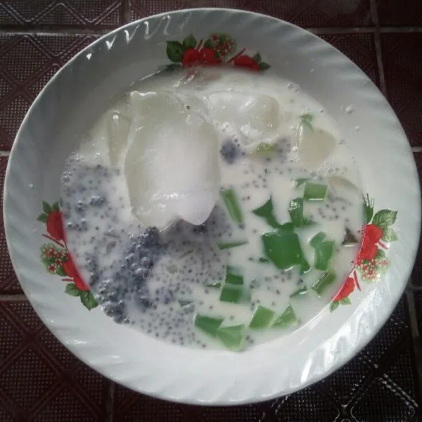Siapkan wadah , tuang air, beri kental manis dan sirup gula. Aduk rata dahulu. kemudian lanjut masukkan agar agar dan biji selasih. beri es batu sesuai selera. Siap sajikan.