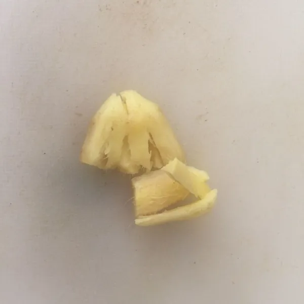 bersihkan kulit jahe dan memarkan