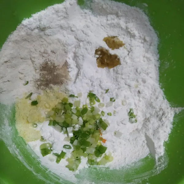 Campur rata tapioka, terigu,bawang putih, daun bawang, garam, kaldu bubuk dan merica bubuk.