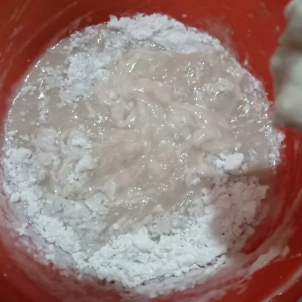 Beri garam, gula, merica, kaldu jamur, dan tepung tapioka (dimasukkan sedikit demi sedikit). Diulen halus tidak usah terlalu kuat. Lakukan hingga tepung habis dan tercampur rata