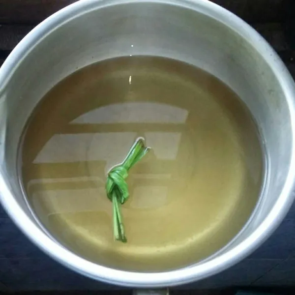 Membuat sirup gula : didihkan air, masukkan gula , garam, dan daun pandan. Masak hingga gula larut. Angkat kemudian dinginkan.