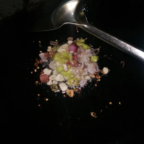 Tumis bahan yang sudah dipotong sebelumnya