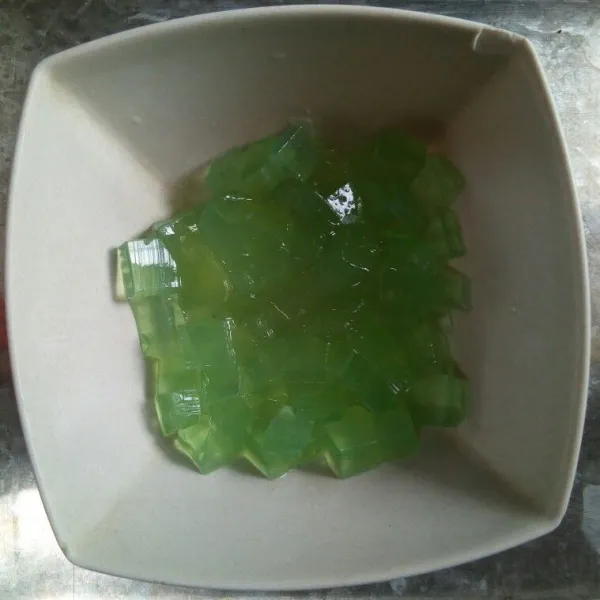 Setelah itu, potong dadu kecil agar agar. Sisihkan dahulu.