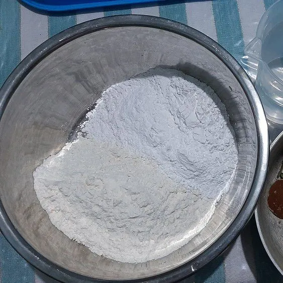 Campur tepung terigu dan tepung beras, aduh hingga rata.
