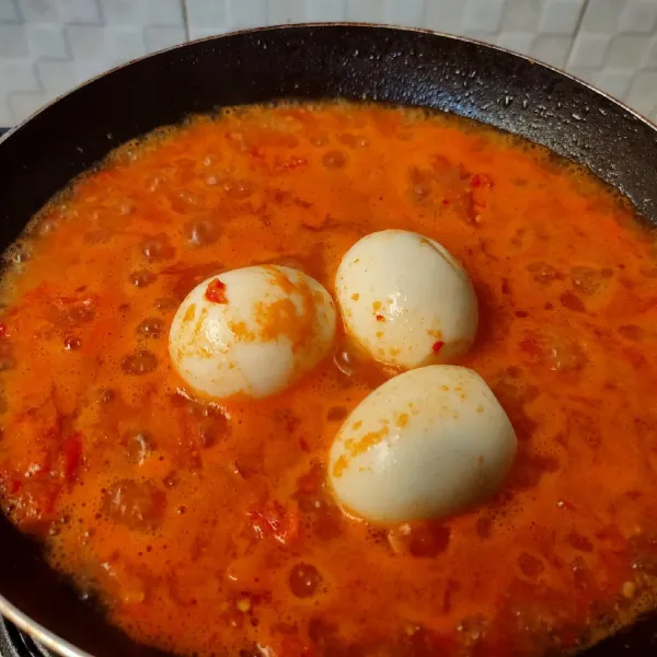 Masukkan telur rebus, lada halus, gula pasir, kaldu bubuk dan garam. Masak terus sampai airnya mengering.