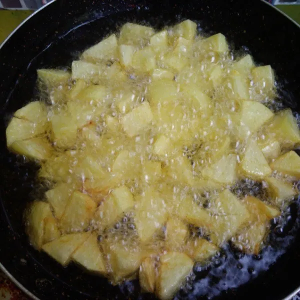 Kupas dan cuci bersih kentang, potong-potong kemudian goreng hingga kuning keemasan. Haluskan kentang.