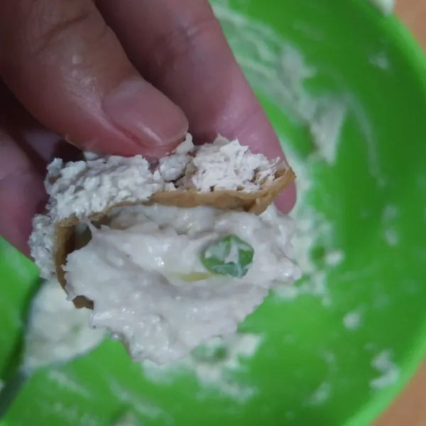 Tempelkan adonan aci ke dlm tahu pong yg dibalik tadi.