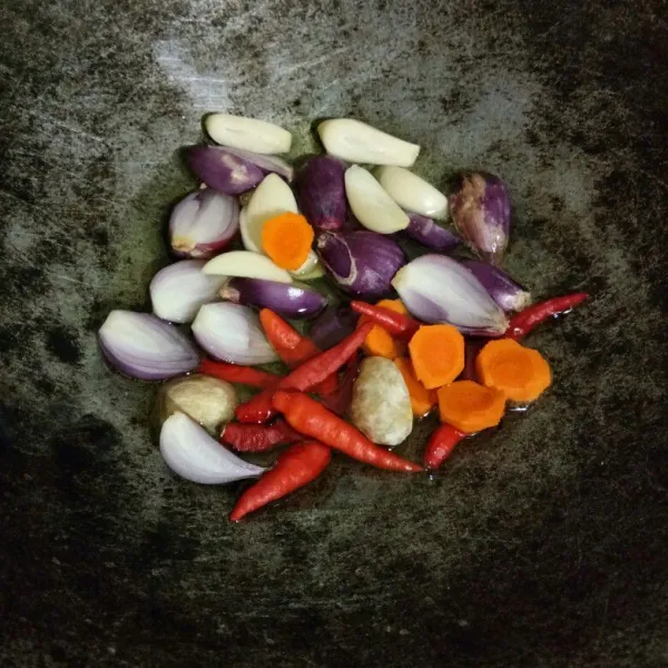 Panaskan secukupnya minyak goreng, lalu goreng bumbu hingga layu, tiriskan.