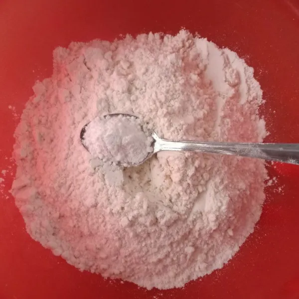 Siapkan bahan kering berupa campuran terigu, garam, vanili, dan baking powder. Aduk rata.