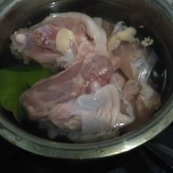 rebus ayam bersama dgn daun salam,jahe dan serai sampai berbusa lalu cuci kembali sampai bersih,sisihkan dahulu