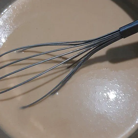 Tuangkan air gula yg sudah hangat-hangat kuku kedalam campuran tepung, kocok dengan whisk/mixer hingga tercampur rata dan tdk bergerindil, diamkan adonan hingga 2 jam.