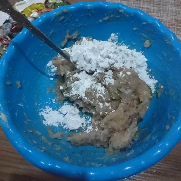 Masukkan tepung sagu ke dalam campuran isian.