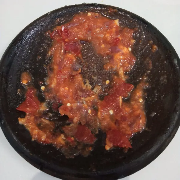 Ulek bumbu sampai halus.