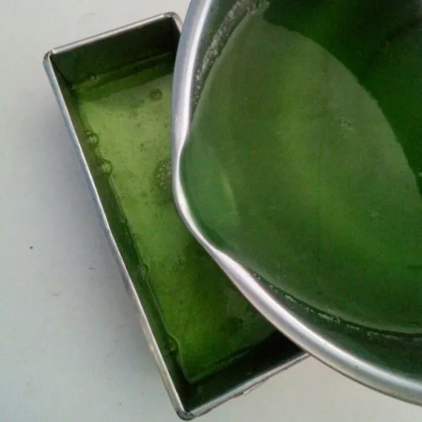 Biarkan uap panas hilang, kemudian tuang kedalam cetakan yang sudah dibasahi air. Biarkan hingga padat.