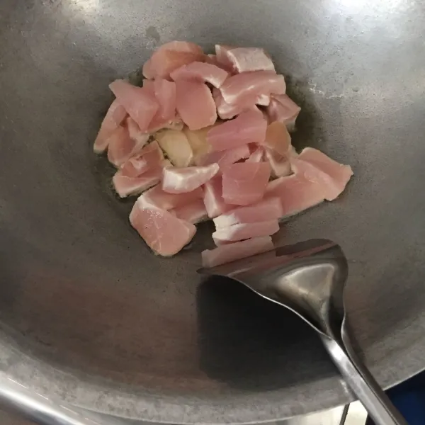 panaskan minyak sayur goreng ikan marlin setengah matang, bawa ke pinggir penggorengan tanpa diangkat