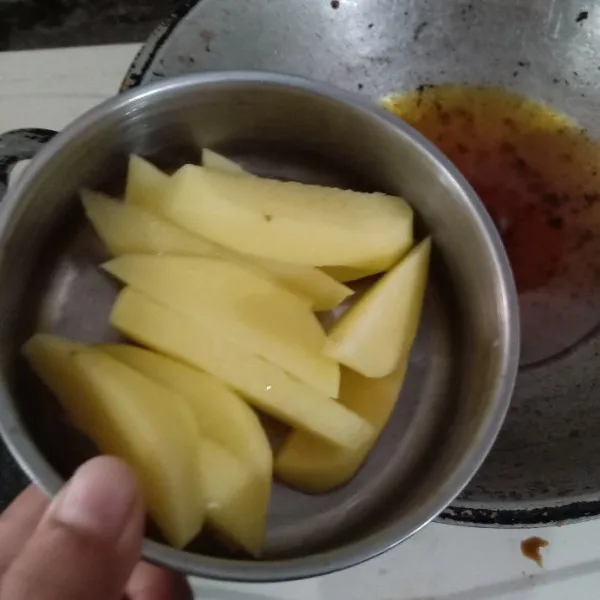 Siapkan bahan pendamping seperti kentang goreng, wortel dan buncis kukus. Setelah matang angkat dan sisihkan.