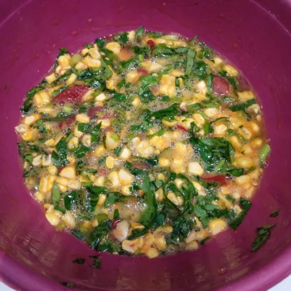 Kemudian campur bersama jagung, telur,kangkung,daun bawang dan seledri. Aduk rata.