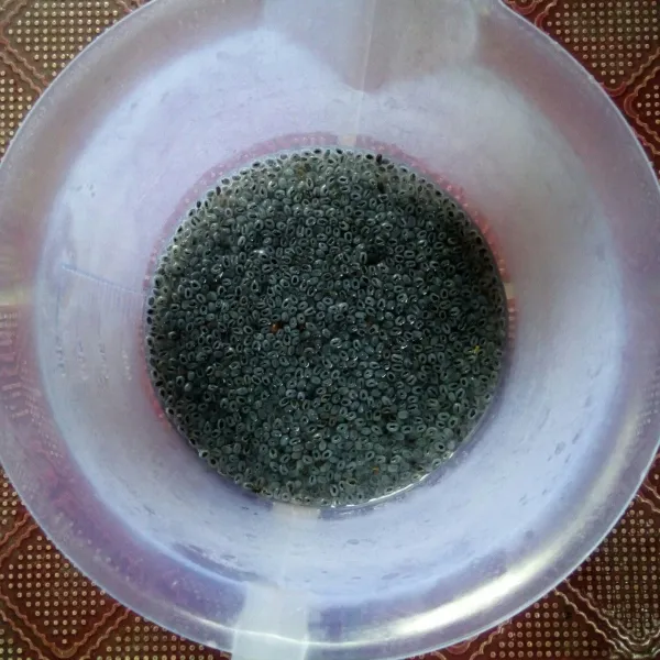 Rendam biji selasih dalam air panas. biarkan hingga mengembang.