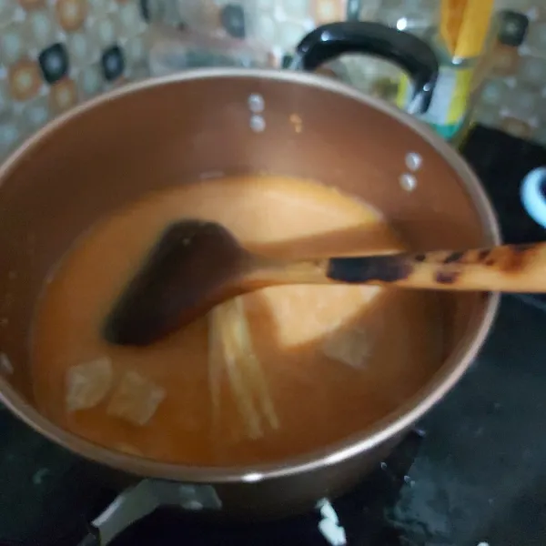 Tumis bumbu halus sampai wangi, kemudian tambahlan 500ml air, serai dan lengkuas. aduk merata