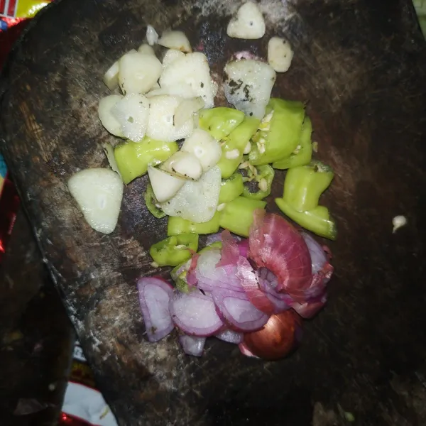 Potong bawang merah, bawang putih dan cabai rawit