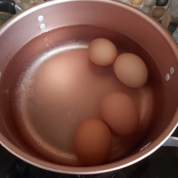 Rebus Telor ayam selama 15 menit. Setelah 15menit, angkat dan kupas cangkang telurnya