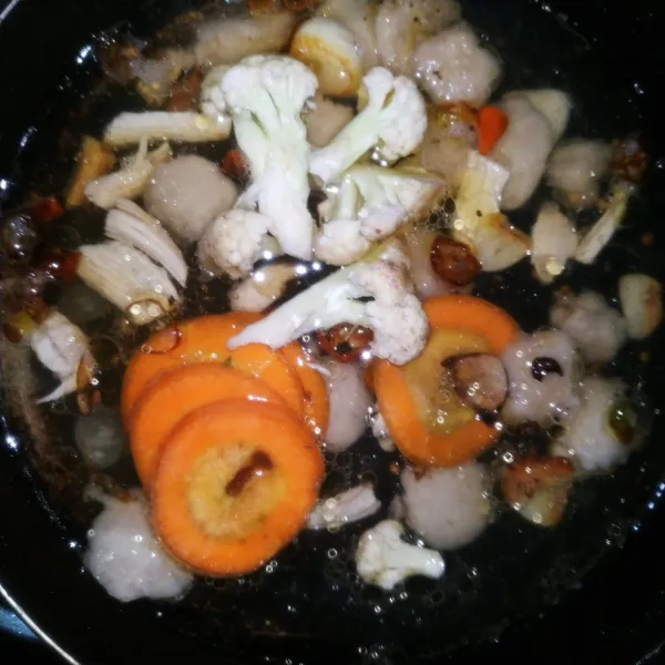 Masukan wortel dan bunga kol lalu tambahkan sayuran lainnya.