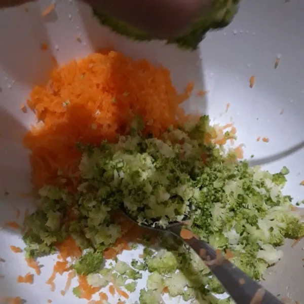 Parut wortel dan brokoli.