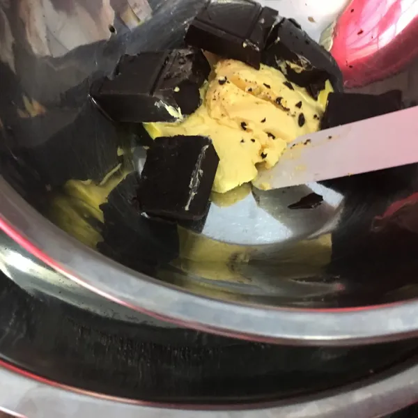 Lelehkan mentega dan dcc di atas air mendidih (mentega bisa ditukar takarannya menjadi 50 gr mentega dan 50 gr minyak goreng).