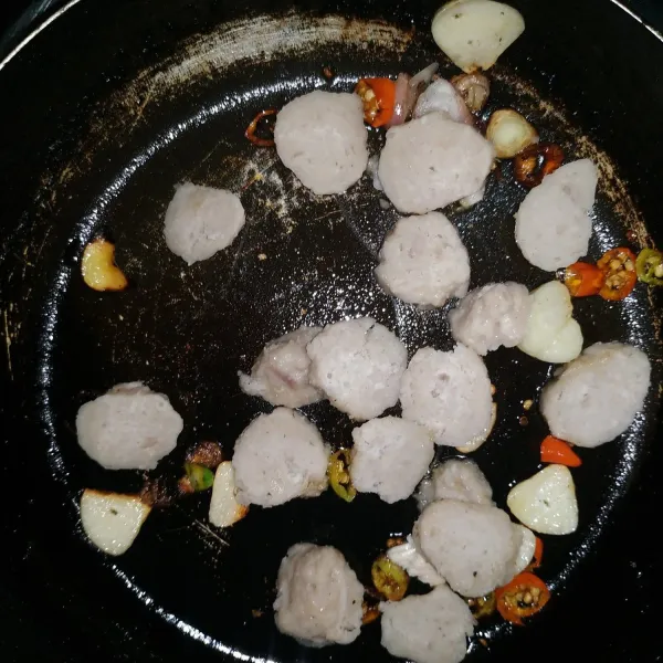 Masukan Baso dan ayam lalu tambahkan sedikit air