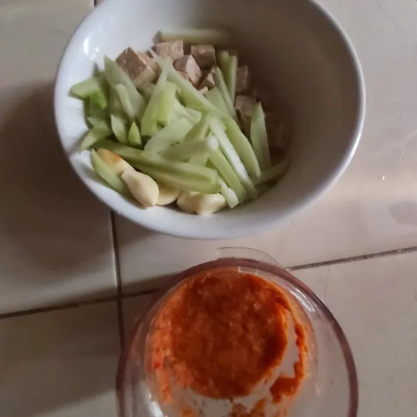 Siapkan labu siam dan tempe yang sudah dipotong-potong dan bumbu halus