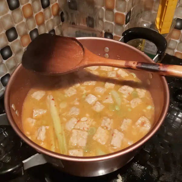 Masukkan tempe dan labu siam. masak terus kurang lebih 5 menit