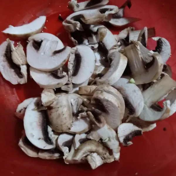 Cuci bersih jamur, iris tipis sebelum dimasak. Selain itu siapkan bawang bombay dan bawang putih yang dicincang kasar.