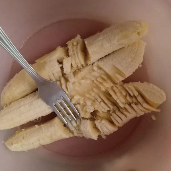 Haluskan pisang di dalam wadah, sisihkan.