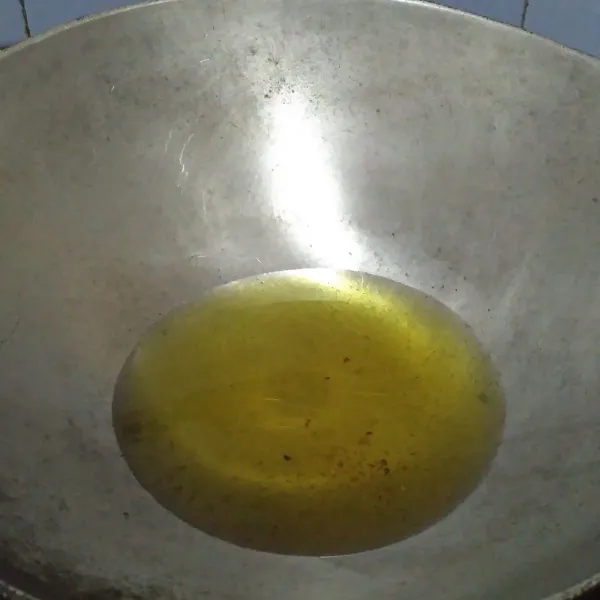 Panaskan minyak dalam wajan.