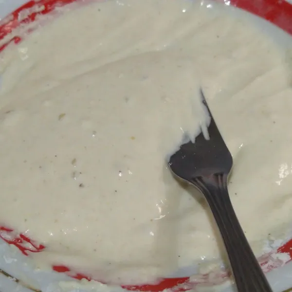 Bikin adonan tepung.