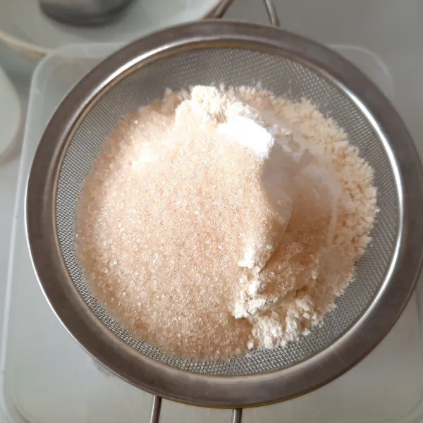 Adonan kering: dengan saringan campurkan tepung garam, baking powder, dan gula, saring ke dalam mangkuk.