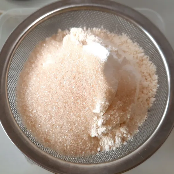 Adonan kering: dengan saringan campur tepung, garam, baking powder, dan gula.  Saring kedalam mangkuk.