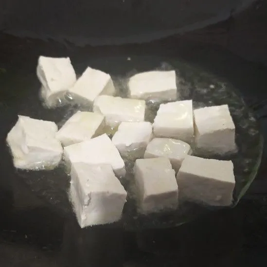 Goreng tahu sampe kecoklatan sisihkan.