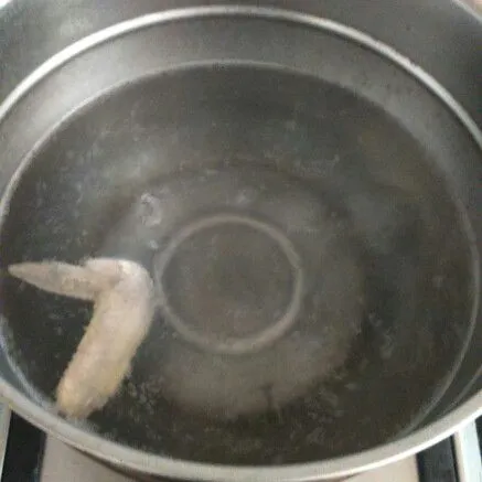 Membuat kuah kaldu, rebus tulang ayam atau sayap ayam hingga keluar kaldunya, tambahkan garam dan merica bubuk.